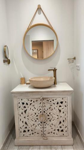 une salle de bain avec un lavabo et un miroir dans l'établissement Lou Masadous : Magnifique villa tout confort avec piscine chauffée 11x3.5, à Montauroux