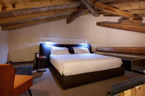a bedroom with a bed in a room with wooden ceilings at Villa Balis Crema Verona Hills in Grezzana