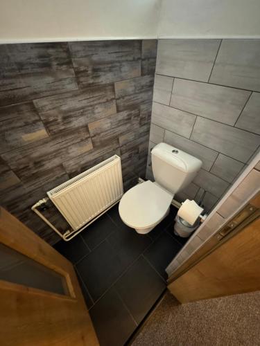 vista sul soffitto di un bagno con servizi igienici di Kutna Hora new apartment a Kutná Hora