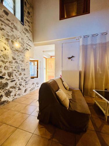 une chambre avec un lit au milieu d'une pièce dans l'établissement Au pied du château- Parking Wifi jardin - CLG Savoie, à Fréterive