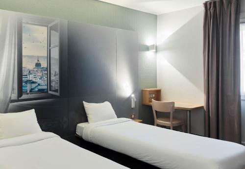 Una cama o camas en una habitación de B&B HOTEL Bretigny-sur-Orge