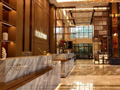 um lobby de um hotel com um balcão de recepção em Poltton International Service Apartment Chaozhou Ancient Town Linjiang em Chaozhou