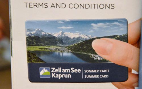 a person holding a card with a picture of a mountain at Appartement Daniel Kaprun in Kaprun