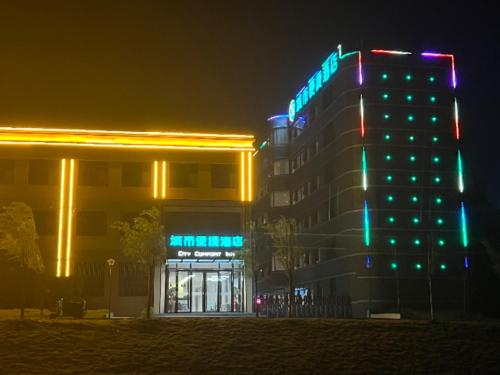 un edificio con luces de neón en un lateral en City Comfort Inn Nanyang Nanshi Hospital, en Nanyang