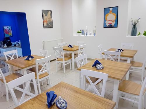 إس سي إس كيه زورافيا في وارسو: غرفة طعام مع طاولات خشبية وكراسي بيضاء