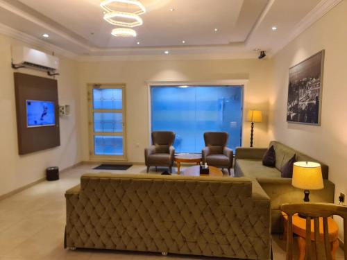 a large living room with a couch and chairs at شاليهات دشيل لبيوت العطلات الاقتصادية in Taif