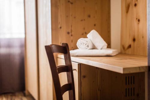 a wooden counter with a chair and towels on it at Locanda Montegrappa in Borso del Grappa