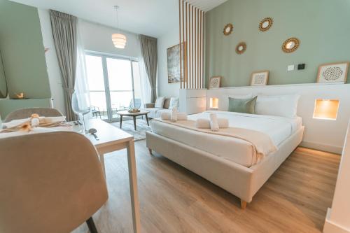 um quarto com uma cama grande e uma sala de estar em Cozy Studio with Balcony in The Greens em Dubai