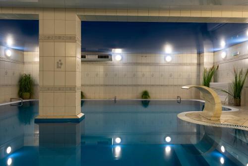 a large swimming pool with a swimming pool at Hotel Wodnik Twój Hotel z widokiem na morze in Ustronie Morskie