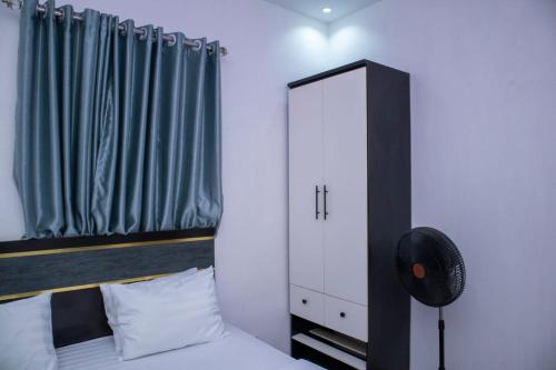 um quarto com uma cama, uma cómoda e um espelho em House 13 Apex em Lagos