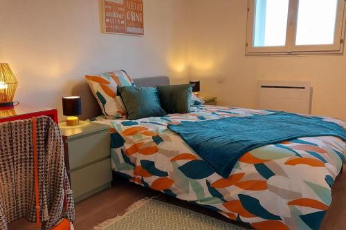 ein Schlafzimmer mit einem Bett, einer Kommode und einem Fenster in der Unterkunft Cosy Zenith Purpan in Toulouse