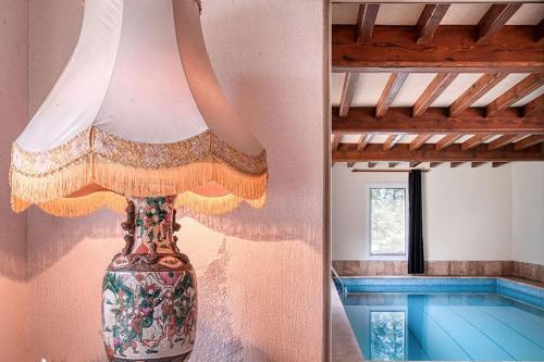 a vase sitting in the corner of a room at Magnifique propriété en pierre in Sceaux-du-Gâtinais