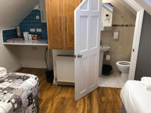 Baño pequeño con cama y aseo en 36 Pandora hotel, en Londres