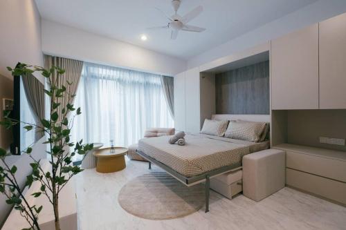 um quarto com uma cama e uma grande janela em NEW! Eaton Infinity SKY POOL KLCC view Pavilion em Kuala Lumpur