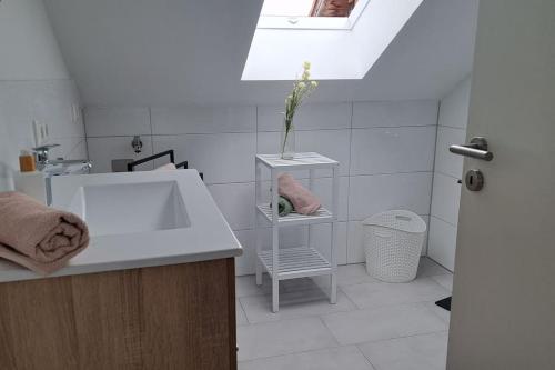 Ένα μπάνιο στο Neue Ferienwohnung am Ammersee