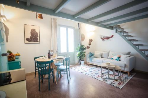 - un salon avec un canapé et une table dans l'établissement Skafè Apartments, à Uggiano la Chiesa