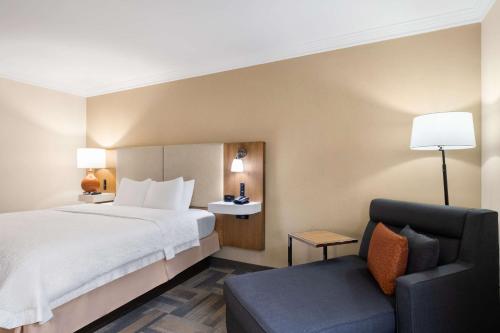 Ένα ή περισσότερα κρεβάτια σε δωμάτιο στο Hampton Inn Charleston North
