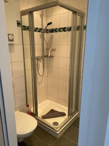 La salle de bains est pourvue d'une cabine de douche et de toilettes. dans l'établissement Haus Bielefeld Zimmer 30a, à Norderney