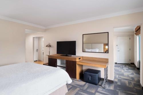 Μια τηλεόραση ή/και κέντρο ψυχαγωγίας στο Hampton Inn Charleston North