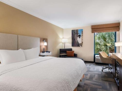 Ένα ή περισσότερα κρεβάτια σε δωμάτιο στο Hampton Inn Charleston North