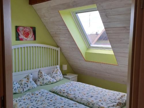 Rosenhof Broggingen في هيربلتسهايم: غرفة نوم بسرير ونافذة