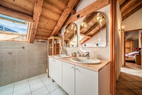 een badkamer met 2 wastafels en een douche bij L' Etoile des Neiges in Samoëns