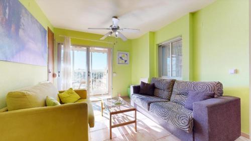 uma sala de estar com 2 sofás e uma ventoinha de tecto em Playa Gandia APARTAMENTO PARA 5 em Gandia