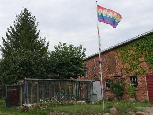 a flag flying in front of a brick building at Ferienwohnung Zallnerhof am Elberadweg in Steutz in Steutz