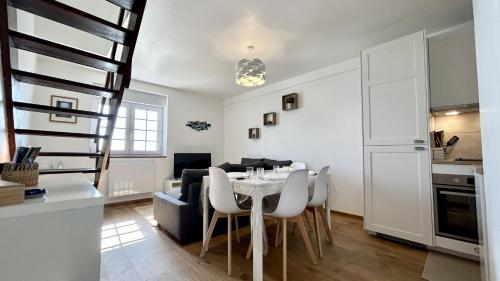une cuisine et une salle à manger avec une table et des chaises dans l'établissement La caravelle, appartement pour 4 personnes, au Crotoy