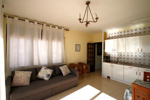 Il comprend un salon avec un canapé et une cuisine. dans l'établissement Apartamento Panorama 5, à Miami Platja