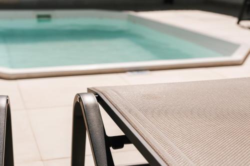 une fermeture d'une chaise devant une table dans l'établissement Amarildo Holiday Home, with private pool!, à Prinés