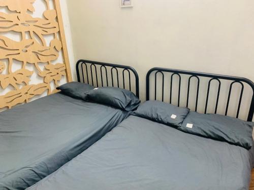 1 dormitorio con 2 almohadas en Head of Quarter -TRIPLE BED ROOM- CHEAP, en Hanói