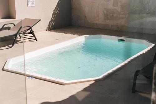 - une piscine dans une pièce avec une table et une chaise dans l'établissement Amarildo Holiday Home, with private pool!, à Prinés