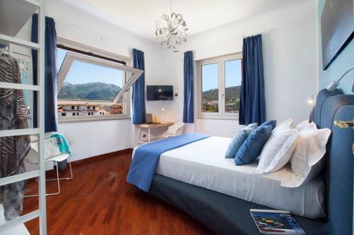ein Schlafzimmer mit einem großen Bett und einem Fenster in der Unterkunft Sorrento Realty Holidays Alpa Suite in Sant'Agnello