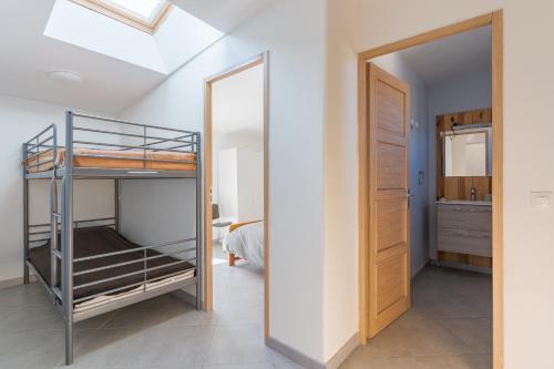 1 dormitorio con litera y espejo en Coeur de village f3 climatisé, en Charleval