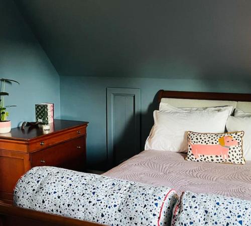 En eller flere senger på et rom på Beautiful One Bed Apartment in West End Folkestone