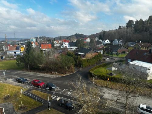 een stad met auto's geparkeerd op een parkeerplaats bij Nol in Göteborg