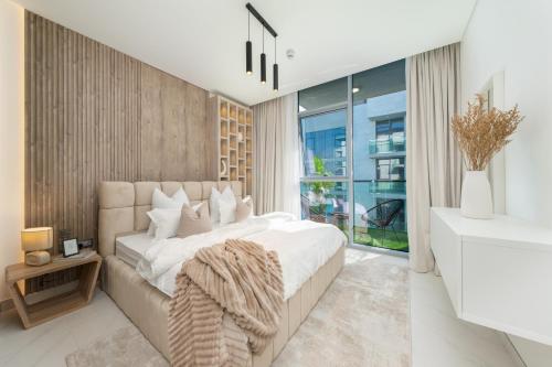 um quarto com uma cama grande e uma janela grande em Dar Alsalam - Modern Comforts in Dubai District One Residence 29 em Dubai