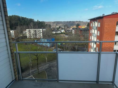een balkon met uitzicht op de stad bij Nol in Göteborg