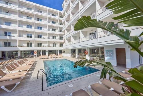 una piscina frente a un gran edificio en Hotel Ilusion Calma & Spa, en Can Pastilla