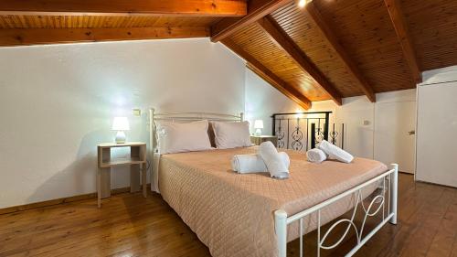 1 dormitorio con 1 cama grande con almohadas blancas en Jason's House, en Corfú