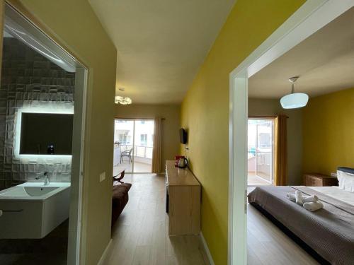 1 dormitorio con cama, lavabo y TV en Mikpritja Pogradec, Tushemisht 3, en Tushemisht