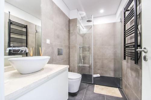 Outstanding Liberdade Spacious Apt 2 Bedroom w AC