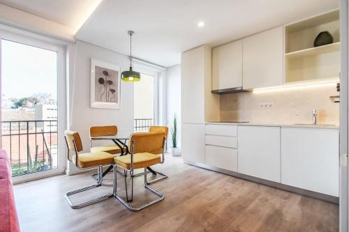 Outstanding Liberdade Spacious Apt 2 Bedroom w AC