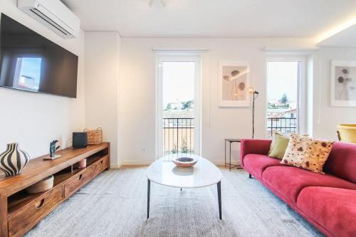 Outstanding Liberdade Spacious Apt 2 Bedroom w AC