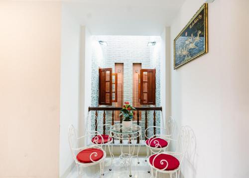 a dining room with red chairs and a table at NAM CẦN THƠ HOTEL in Ấp Phú Thạnh (4)