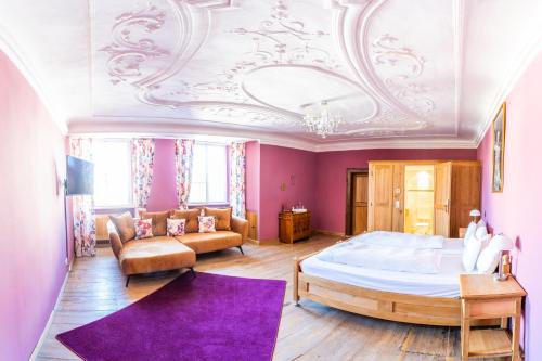 a bedroom with a large bed and a ceiling at Gasthof Römischer Kaiser in Ellingen
