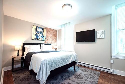 Ένα ή περισσότερα κρεβάτια σε δωμάτιο στο Park Place- cozy modern space fully updated fast WiFi good coffee and easy parking