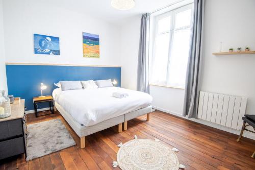 昂布瓦兹的住宿－Charmant T2 au pied du château，卧室配有白色的床和蓝色的墙壁