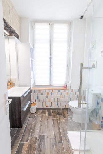 une salle de bain avec une baignoire, un lavabo et des toilettes dans l'établissement Charmant T2 au pied du château, à Amboise